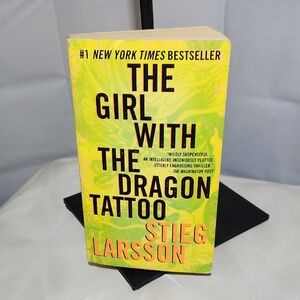 The Girl with the Dragon Tattoo - Steig Larsson (Paperback Novel)